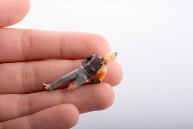 Küçük adam figürü sakat bir bacak beyaz bir arka plan üzerinde el ile