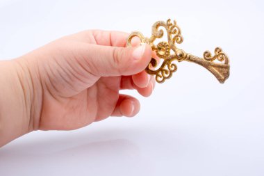 Dekoratif anahtar bir retro tutan çocuk el tarz