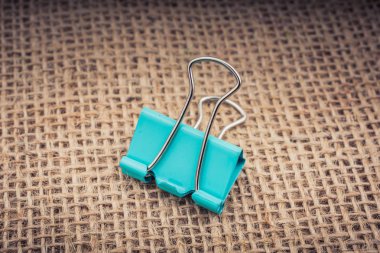 Renkli küçük bir keten tuval üzerine yerleştirilen