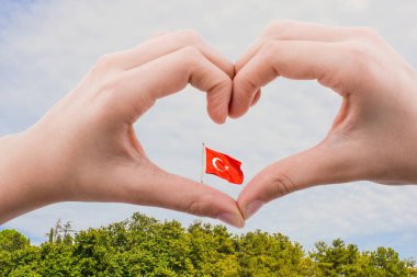 Türk bayrağı bir kalp şeklinde el görüldü