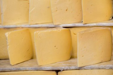 Rafta satılık kaşkaval ya da kasseri peyniri var.