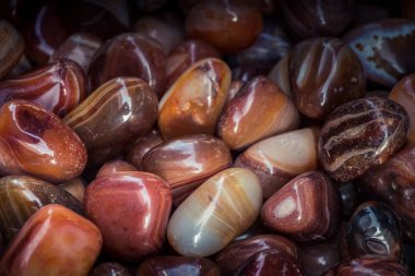 Belli bir tipte doğal mineral değerli taşlar.