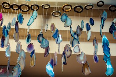 Belli bir tipte doğal mineral değerli taşlar.