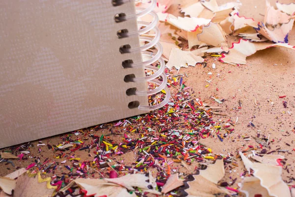 Renkli kalem çöplerinin arasında sarmal defterler