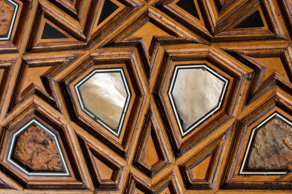 Osmanlı sanatı İnci kaküllerin Anası örneğidir