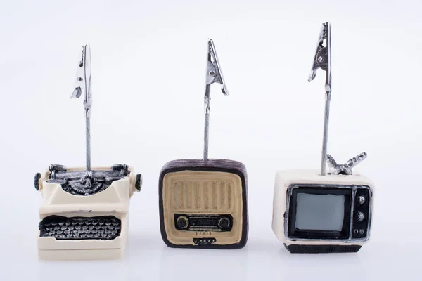 Ρετρό Syled Μικροσκοπική Τηλεόραση Ραδιόφωνο Και Γραφομηχανή Μοντέλο Λευκό Φόντο — Φωτογραφία Αρχείου