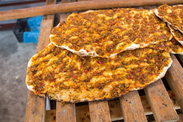 Lahmacun Turecká Pizza Palačinka Pikantní Masovou Náplní — Stock fotografie