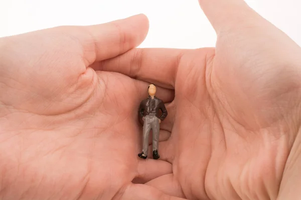 Mano Sosteniendo Figura Humana Sobre Fondo Blanco — Foto de Stock