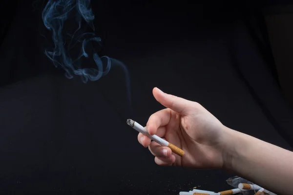 Hand Håller Rökning Cigarett Med Rök Runt — Stockfoto