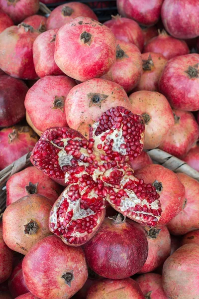 Snijd Granaatappel Turkse Straat Bazaar Het Uitzicht — Stockfoto