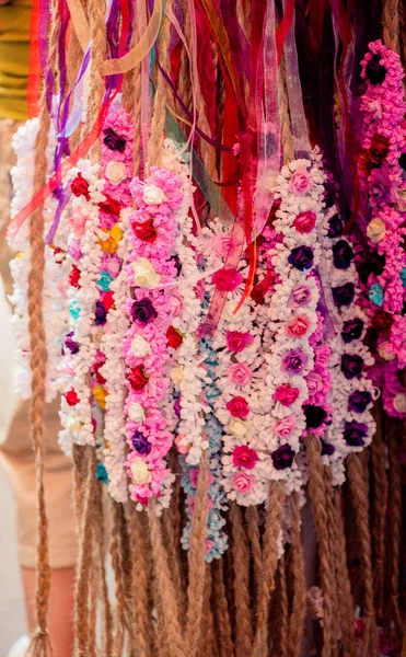 色とりどりの造花で構成された花芸 — ストック写真