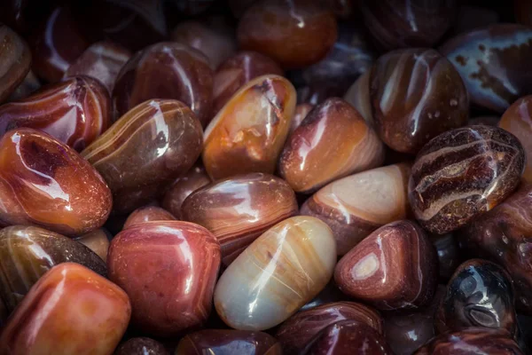 Belli bir tipte doğal mineral değerli taşlar.