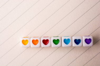 Kağıt üzerinde kalbi olan renkli küpler.