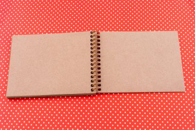 Kırmızı bir arka plan üzerine spiral defter
