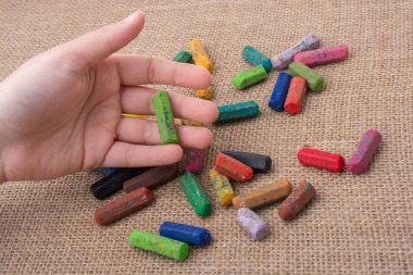 Kullanılan renkli boya kalemi ve bir tutan bir el