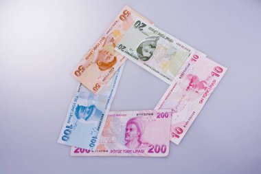 Turksh Lirası banknotlar çeşitli renk, desen ve beyaz arka plan üzerinde değer