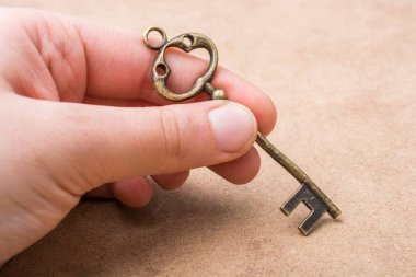 Bir retro tarzı altın rengi dekoratif tuşunu basılı tutarak el