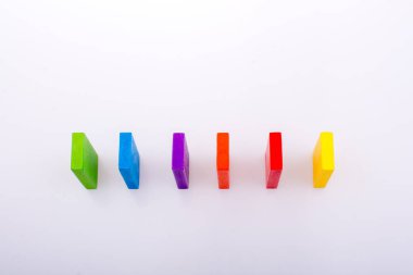 Beyaz arkaplanda renkli Domino Blokları