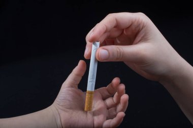 El siyah arka planda sigara dağıtıyor.