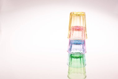 Beyaz arka planda renkli içki bardakları