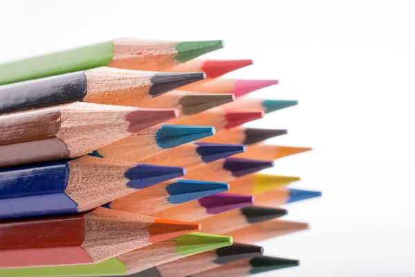 Beyaz Arkaplanda Çeşitli Renk Kalemleri — Stok fotoğraf