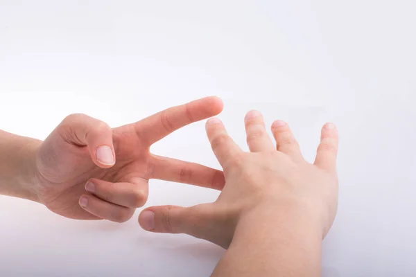 Χέρια Δείχνουν Σύμβολα Ψαλίδια Για Χαρτί Ροκ — Φωτογραφία Αρχείου