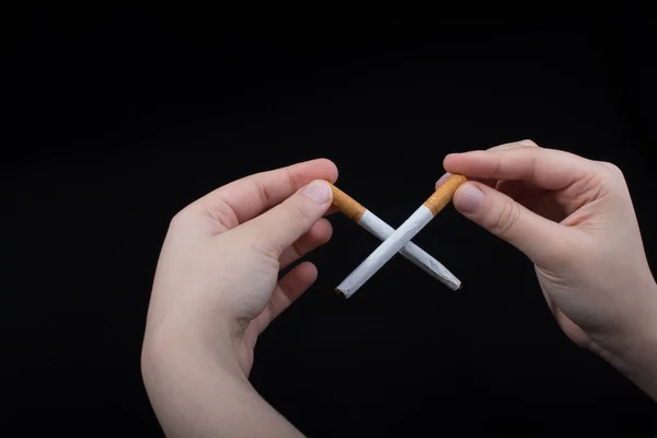 Hand Håller Korsade Cigaretter Svart Bakgrund — Stockfoto