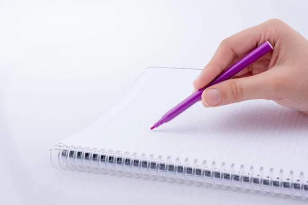 Χέρι Που Γράφει Ένα Σημειωματάριο Ένα Στυλό Πάνω Λευκό Φόντο — Φωτογραφία Αρχείου