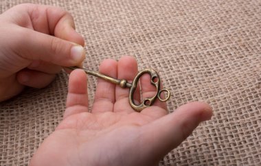 Bir retro tarzı altın rengi dekoratif tuşunu basılı tutarak el