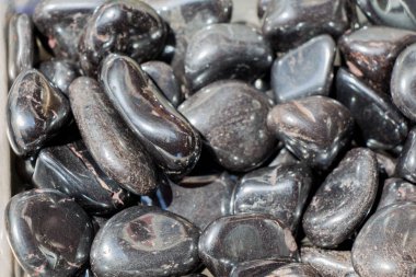 Belli bir tipte doğal mineral değerli taşlar.