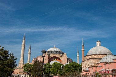 İstanbul 'daki Ayasofya, Bizans mimarisinin dünyaca ünlü abidesi.