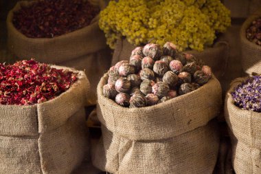 Marketteki çuvallarda kurutulmuş bitkiler.