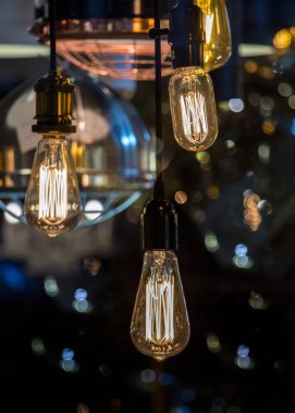 Dekoratif antika edison tarzı iplik ampulleri asılıydı.