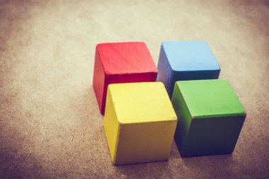 Kahverengi arkaplanda renkli yapı taşları