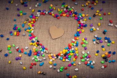 Kalp şeklindeki dünya renkli çakıl taşlarıyla şekillenir.