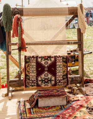 Dokuma tezgahında yapılmış geleneksel halılar