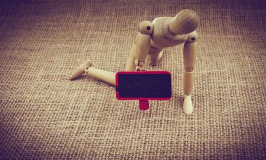 Tahtadan adamın elinde bir hakları Kurulu ile dizlerinin üzerinde