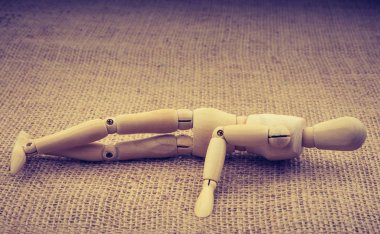 Tuval üzerinde poz bir adamın ahşap bebek