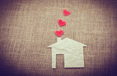 Kağıt evin bacasından çıkan kalp şeklinde.