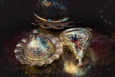 Manzarada geleneksel Türk metal plakaları