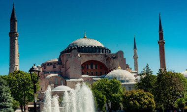 Ayasofya, Bizans mimarisinin dünyaca ünlü anıtı.