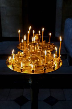 Bir kilise koyu arka plan üzerinde yanan mumlar