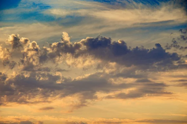 Dramático Cielo Nublado Colorido Con Pintorescas Nubes Iluminadas Por Atardecer — Foto de Stock