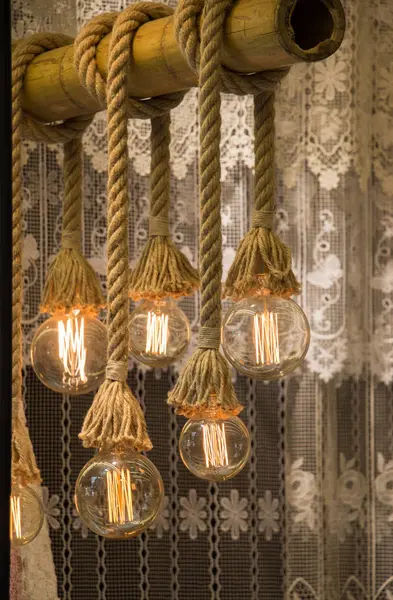 Dekoratif antika edison tarzı iplik ampulleri asılıydı.