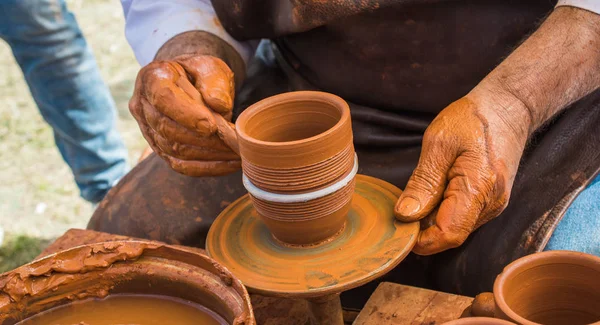 Las Manos Potter Moldeando Arcilla Olla — Foto de Stock