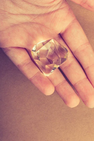 Ψεύτικη Πέτρα Διαμάντι Στο Χέρι Υπό Πρίσμα — Φωτογραφία Αρχείου