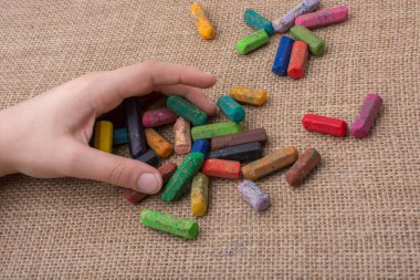 Kullanılan renkli boya kalemi ve bazı tutan bir el