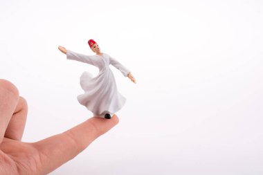 Beyaz arka planda Sufi Dervi ile el ele tutuşmalar