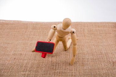 Tahtadan adamın elinde bir hakları Kurulu ile dizlerinin üzerinde