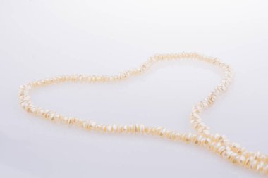 İnci kolye beyaz arka plana yerleştirilir